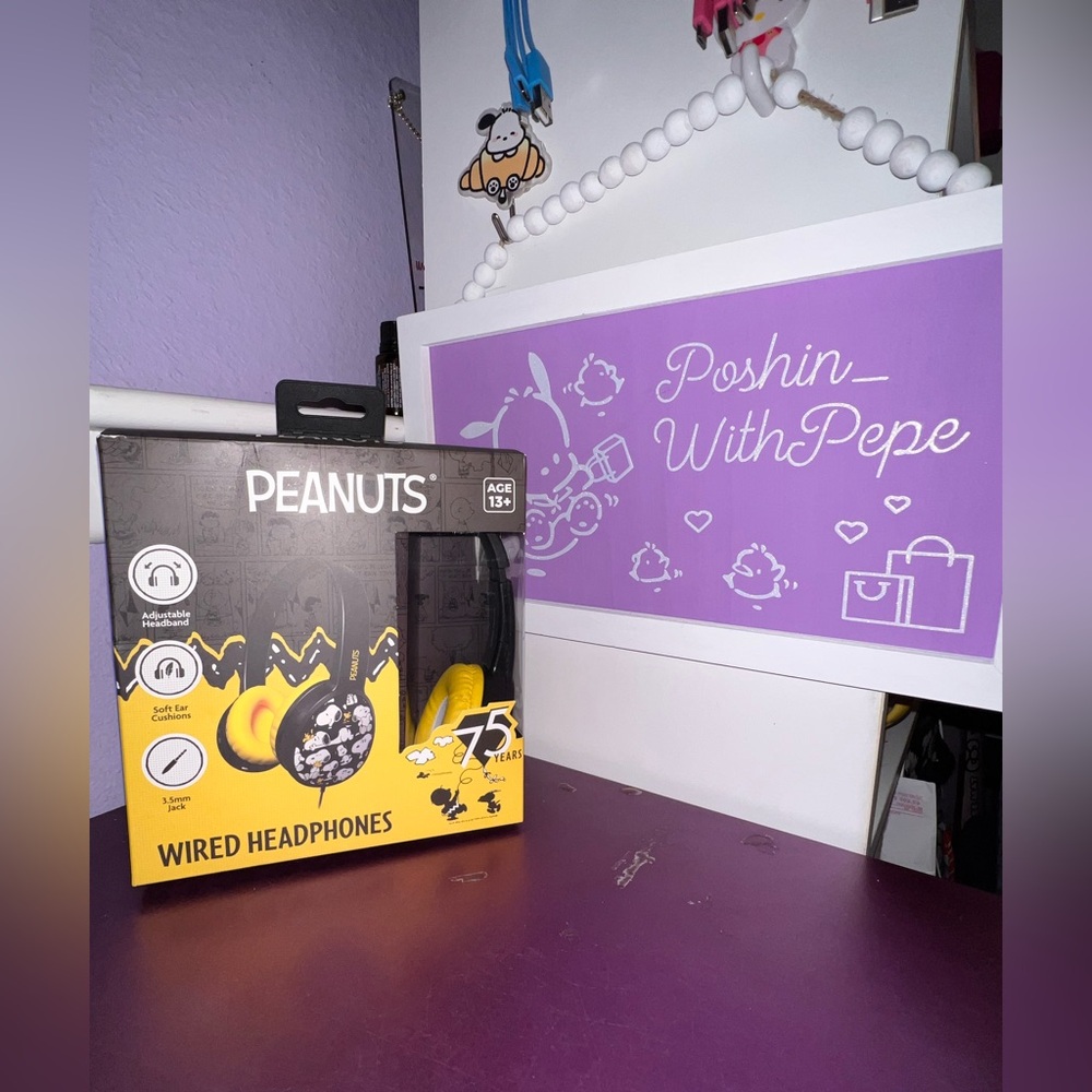 🎧NIB Peanuts Black and Yellow Wired Headphones